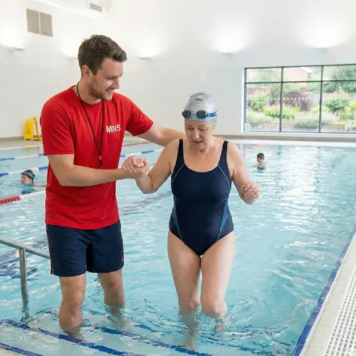 Vaincre l'aquaphobie chez l'adulte : guide des techniques et postures pour le maître-nageur